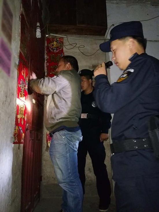 独山县粗心妈妈误将幼女锁家中 