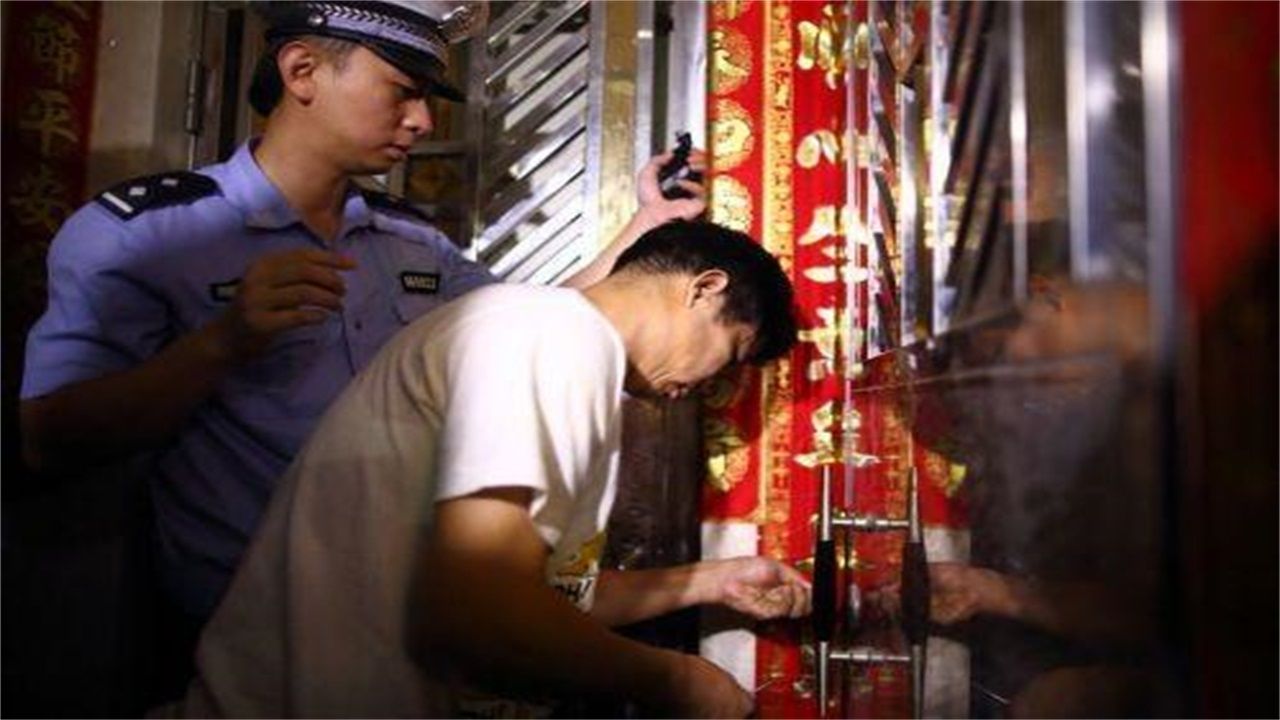 独山县请开锁师傅开了锁后，师傅